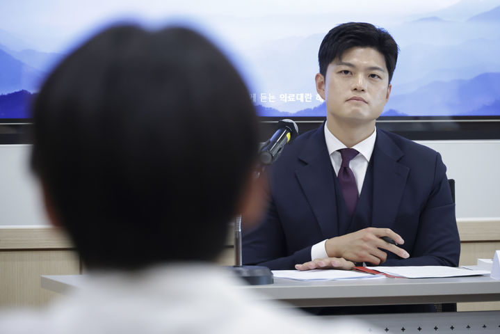 [서울=뉴시스] 고승민 기자 = 김용태 국민의힘 비상대책위워장이 22일 서울 고려대학교에서 전공의, 의대생들과 의료대란 관련 대담을 하고 있다. (사진=국민의힘 제공) 2025.06.22. photo@newsis.com *재판매 및 DB 금지