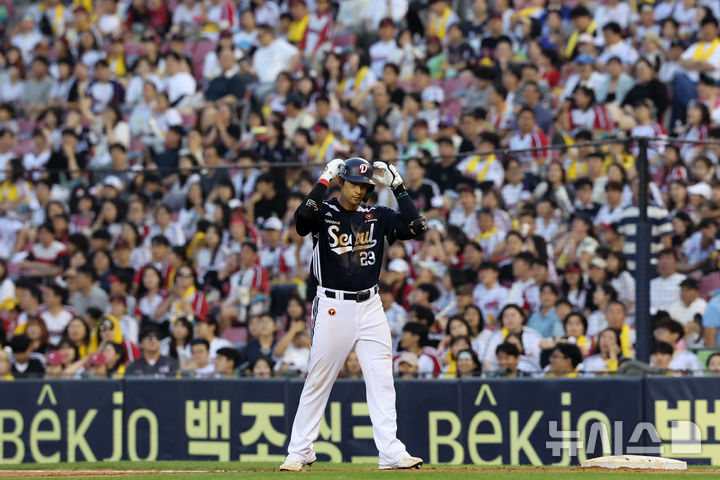 [서울=뉴시스] 배훈식 기자 = 22일 오후 서울 송파구 잠실야구장에서 열린 2025 신한 쏠뱅크 KBO리그 LG 트윈스와 두산 베어스의 경기, 8회초 무사 만루에서 두산 강승호가 1타점 적시타를 터뜨린 뒤 덕아웃을 향해 세리머니를 하고 있다. 2025.06.22. dahora83@newsis.com