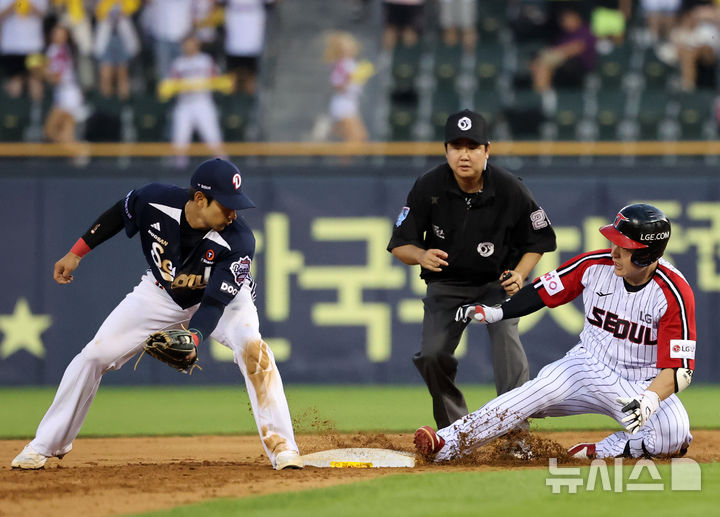 [서울=뉴시스] 배훈식 기자 = 22일 오후 서울 송파구 잠실야구장에서 열린 2025 신한 쏠뱅크 KBO리그 LG 트윈스와 두산 베어스의 경기, 8회말 1사 LG 박동원이 2루타를 터뜨리며 베이스에 안착하고 있다. 2025.06.22. dahora83@newsis.com
