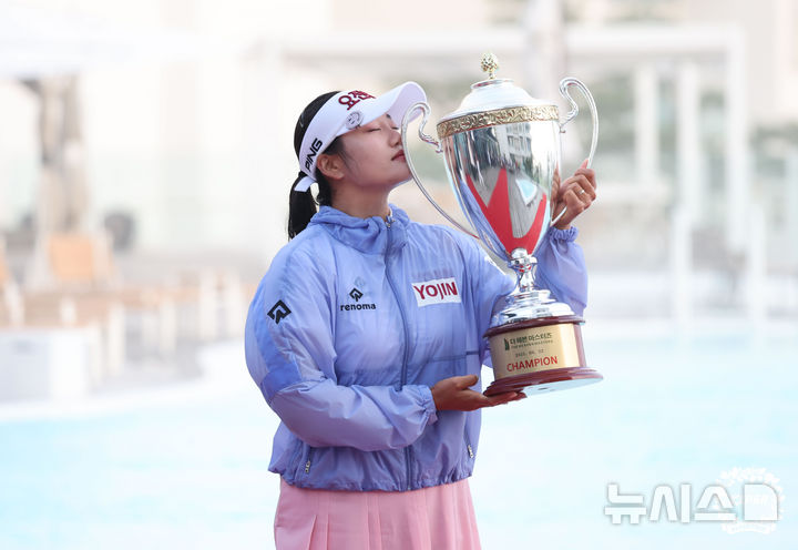 [서울=뉴시스] 홍효식 기자 = 22일 경기 안산 대부도에 위치한 더헤븐CC에서 열린 '더헤븐 마스터즈' 파이널라운드에 우승한 차지한 노승희가 우승 트로피를 들고 포즈를 취하고 있다. (사진=KLPGA 제공) 2025.06.22. photo@newsis.com