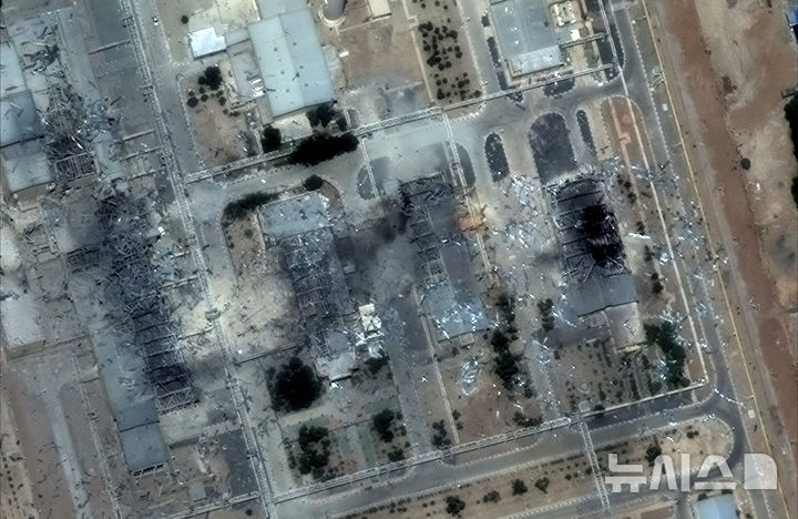 <font style="vertical-align: inherit;"><font style="vertical-align: inherit;">[이스파한=AP/뉴시스] 22일(현지 시간) 막사 테크놀로지가 제공한 위성 사진에 미국 공습 이후 이란 핵시설 이스파한이 파손된 모습. 2025.06.23.</font></font>