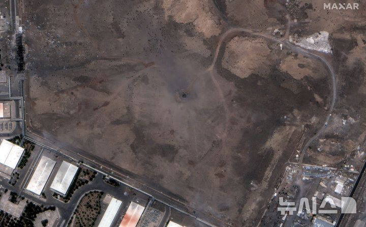 <font style="vertical-align: inherit;"><font style="vertical-align: inherit;">[나탄즈=AP/뉴시스] 22일(현지 시간) 막사 테크놀로지가 제공한 위성 사진에 미국 공습 이후 이란 핵시설 나탄즈 위에 생긴 분화구가 보이고 있다. 2025.06.23.</font></font>