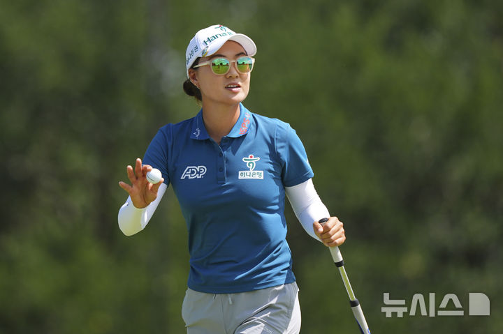 <font style="vertical-align: inherit;"><font style="vertical-align: inherit;">[프리스코=AP/뉴시스] 이민지(호주)가 22일(현지 시간) 미 텍사스주 프리스코 필즈랜치 이스트 코스에서 열린 미국여자프로골프(LPGA) 투어 KPMG 위민스 PGA 챔피언십 최종 라운드 2번홀 그린에서 퍼트를 성공한 뒤 인사하고 있다. 이민지는 최종 합계 4언더파 284타를 기록, 20개월 만에 우승하며 통산 11번째 우승컵을 들어 올렸다. 2025.06.23.</font></font>