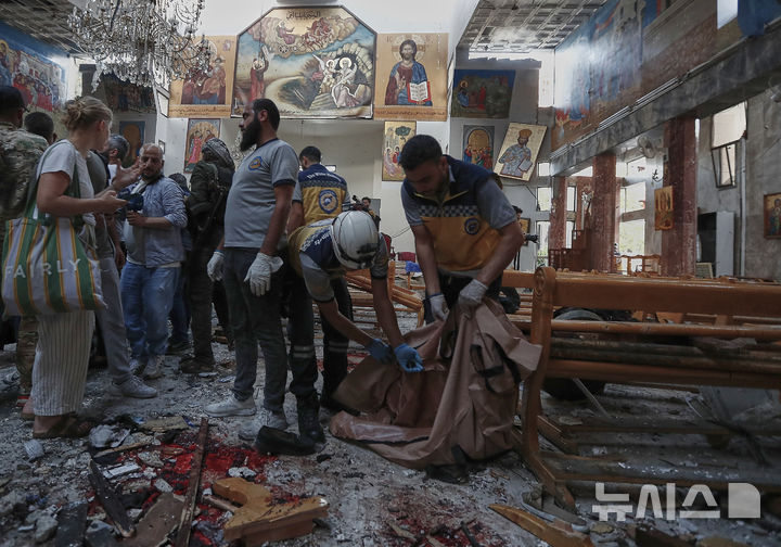 [다마스쿠스=AP/뉴시스] 시리아 민방위 대원들이 22일 다마스쿠스 외곽 드웨일라 지구에 있는 기독교회에서 발생한 자폭테러 사건 직후 현장에 출동해 시신을 수습하고 잔해물을 치우고 있다. 2025.06.23 