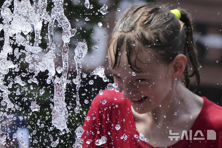 [시카고=AP/뉴시스] 22일(현지 시간) 미 시카고에서 어린이가 물놀이를 하며 더위를 식히고 있다. 2025.06.23.