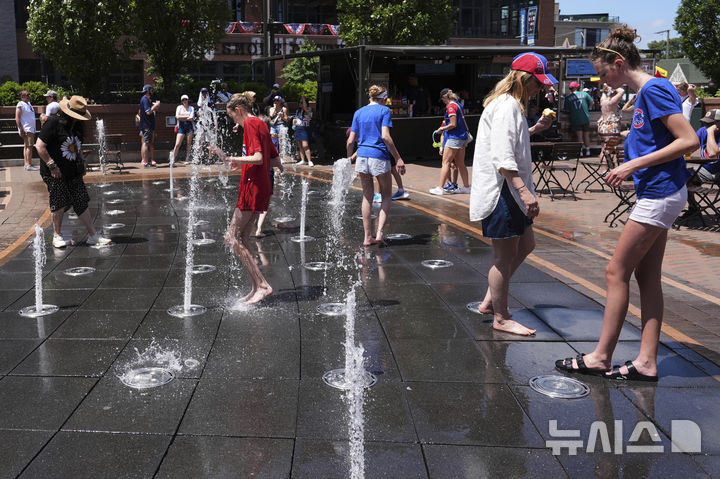 <font style="vertical-align: inherit;"><font style="vertical-align: inherit;">[시카고=AP/뉴시스] 22일(현지 시간) 미 시카고의 한 분수대에서 시민들이 물놀이를 하며 더위를 식히고 있다. 2025.06.23.</font></font>