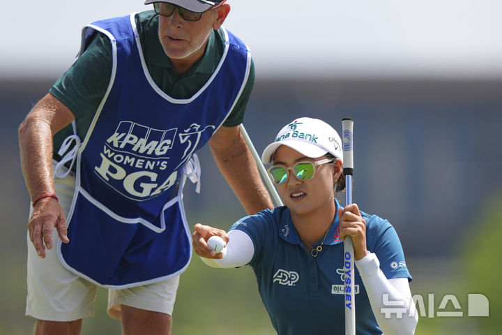 <font style="vertical-align: inherit;"><font style="vertical-align: inherit;">[프리스코=AP/뉴시스] 이민지(호주)가 22일(현지 시간) 미 텍사스주 프리스코 필즈랜치 이스트 코스에서 열린 미국여자프로골프(LPGA) 투어 KPMG 위민스 PGA 챔피언십 최종 라운드 1번홀에서 퍼팅라인을 보고 있다. 이민지는 최종 합계 4언더파 284타를 기록, 20개월 만에 우승하며 통산 11번째 우승컵을 들어 올렸다. 2025.06.23.</font></font>