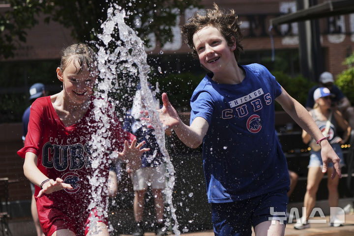 [시카고=AP/뉴시스] 22일(현지 시간) 미 시카고에서 어린이들이 물놀이를 하며 더위를 식히고 있다. 2025.06.23.