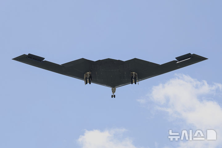 [미주리주=AP/뉴시스] 이란 핵시설에 초대형 벙커버스터를 투하한 B-2 스텔스 폭격기가 22일(현지 시간) 미국 미주리주 휘트먼 기지로 복귀하고 있다. 휘트먼 기지는 B-2 스피릿 폭격기를 유일하게 운용하는 미군 제509 폭격비행단이 주둔하고 있는 곳이다. 2025.06.23.