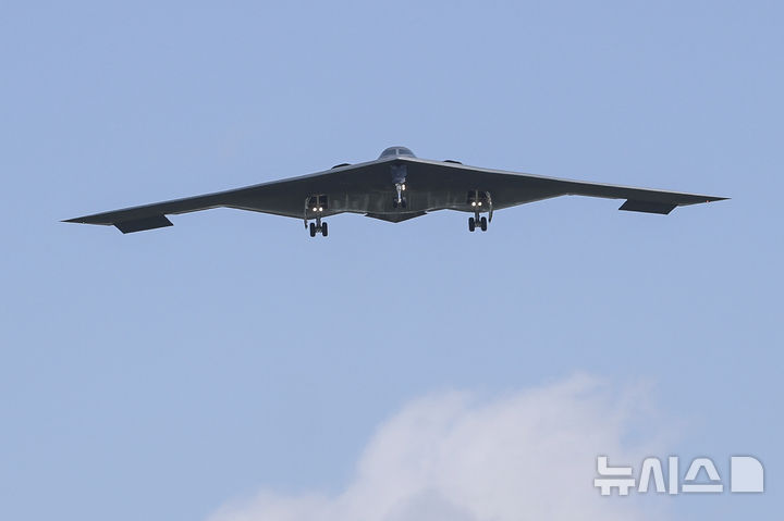 [미주리주=AP/뉴시스] 이란 핵시설에 초대형 벙커버스터를 투하한 B-2 스텔스 폭격기가 22일(현지 시간) 미국 미주리주 휘트먼 기지로 복귀하고 있다. 휘트먼 기지는 B-2 스피릿 폭격기를 유일하게 운용하는 미군 제509 폭격비행단이 주둔하고 있는 곳이다. 2025.06.23.