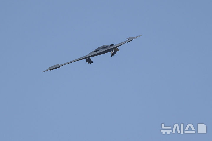 [미주리주=AP/뉴시스] 이란 핵시설에 초대형 벙커버스터를 투하한 B-2 스텔스 폭격기가 22일(현지 시간) 미국 미주리주 휘트먼 기지로 복귀하고 있다. 휘트먼 기지는 B-2 스피릿 폭격기를 유일하게 운용하는 미군 제509 폭격비행단이 주둔하고 있는 곳이다. 2025.06.23.