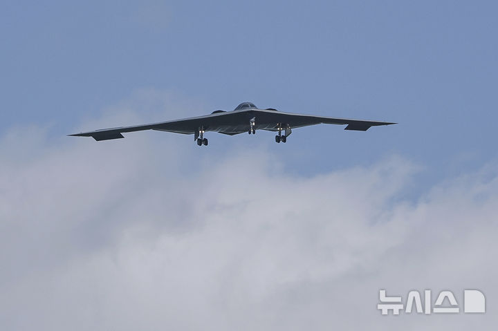 [미주리주=AP/뉴시스] 이란 핵시설에 초대형 벙커버스터를 투하한 B-2 스텔스 폭격기가 22일(현지 시간) 미국 미주리주 휘트먼 기지로 복귀하고 있다. 휘트먼 기지는 B-2 스피릿 폭격기를 유일하게 운용하는 미군 제509 폭격비행단이 주둔하고 있는 곳이다. 2025.06.23.