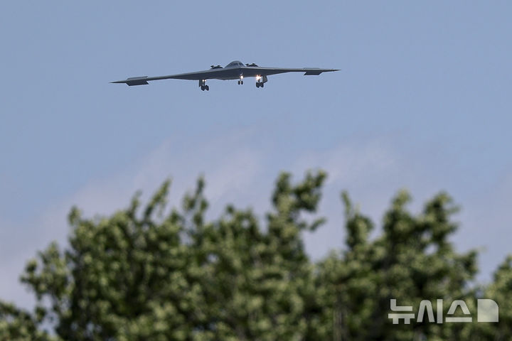 [미주리주=AP/뉴시스] 이란 핵시설에 초대형 벙커버스터를 투하한 B-2 스텔스 폭격기가 22일(현지 시간) 미국 미주리주 휘트먼 기지로 복귀하고 있다. 휘트먼 기지는 B-2 스피릿 폭격기를 유일하게 운용하는 미군 제509 폭격비행단이 주둔하고 있는 곳이다. 2025.06.23.