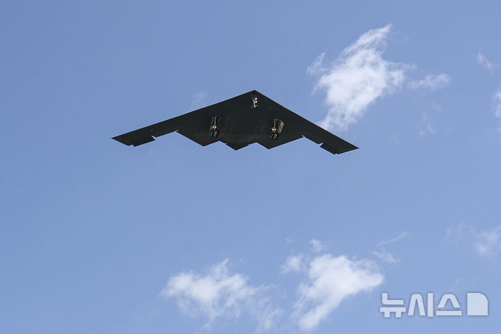 [미주리주=AP/뉴시스] 이란 핵시설에 초대형 벙커버스터를 투하한 B-2 스텔스 폭격기가 22일(현지 시간) 미국 미주리주 휘트먼 기지로 복귀하고 있다. 휘트먼 기지는 B-2 스피릿 폭격기를 유일하게 운용하는 미군 제509 폭격비행단이 주둔하고 있는 곳이다. 2025.06.23.