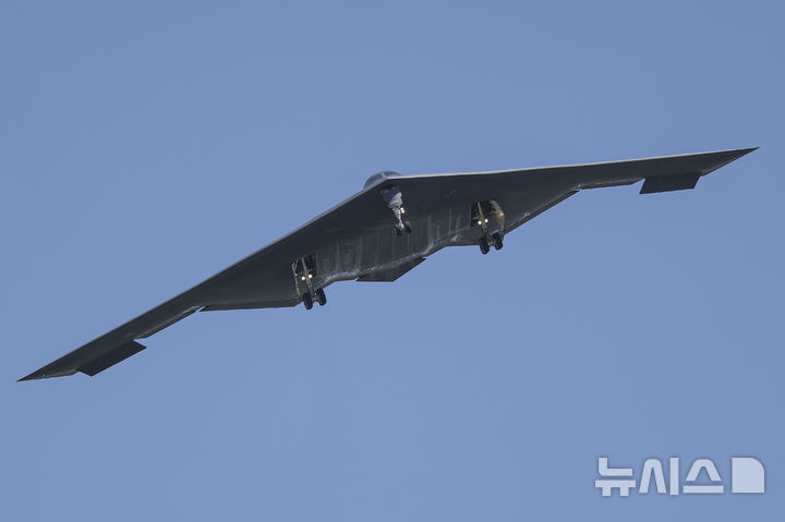 [미주리주=AP/뉴시스] 이란 핵시설에 초대형 벙커버스터를 투하한 B-2 스텔스 폭격기가 6월 22일(현지 시간) 미국 미주리주 휘트먼 기지로 복귀하고 있다. 휘트먼 기지는 B-2 스피릿 폭격기를 유일하게 운용하는 미군 제509 폭격비행단이 주둔하고 있는 곳이다. 2025.07.17.