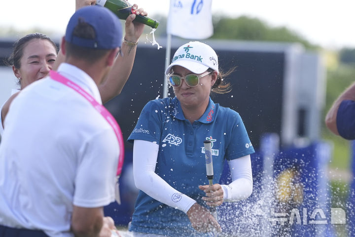 <font style="vertical-align: inherit;"><font style="vertical-align: inherit;">[프리스코=AP/뉴시스] 이민지(호주)가 22일(현지 시간) 미 텍사스주 프리스코 필즈랜치 이스트 코스에서 열린 미국여자프로골프(LPGA) 투어 KPMG 위민스 PGA 챔피언십 최종 라운드에서 우승한 뒤 샴페인 세례를 받고 있다. 이민지는 최종 합계 4언더파 284타를 기록, 20개월 만에 우승하며 통산 11번째 우승컵을 들어 올렸다. 2025.06.23.</font></font>