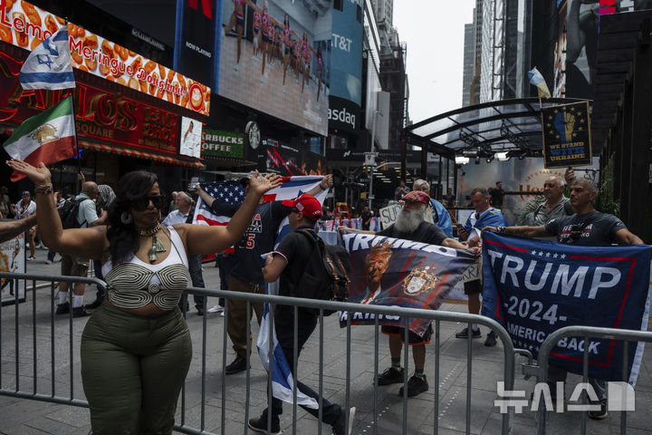 [뉴욕= AP/뉴시스]지난 6월 22일 미국의 이란 핵시설 공격후 항의시위가 빗발치자 트럼프 지지자들이 타임스 스퀘어에서 지지 시위를 하는 광경. 2025.09.23.