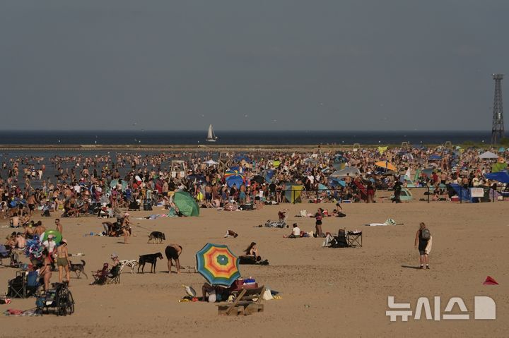 <font style="vertical-align: inherit;"><font style="vertical-align: inherit;">[시카고=AP/뉴시스] 22일(현지 시간) 미 시카고주 미시간의 해변에 피서객들이 모여 있다. 2025.06.23.</font></font>