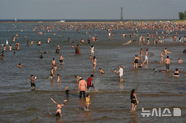 [시카고=AP/뉴시스] 22일(현지 시간) 미 시카고주 미시간의 해변에 피서객들이 모여 있다. 2025.06.23.