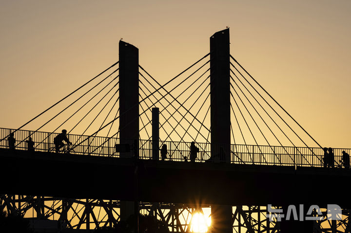 <font style="vertical-align: inherit;"><font style="vertical-align: inherit;">[루이빌=AP/뉴시스] 22일(현지 시간) 미 켄터키주 루이빌의 워터프런트 파크에서 해가 지고 있다. 2025.06.23.</font></font>