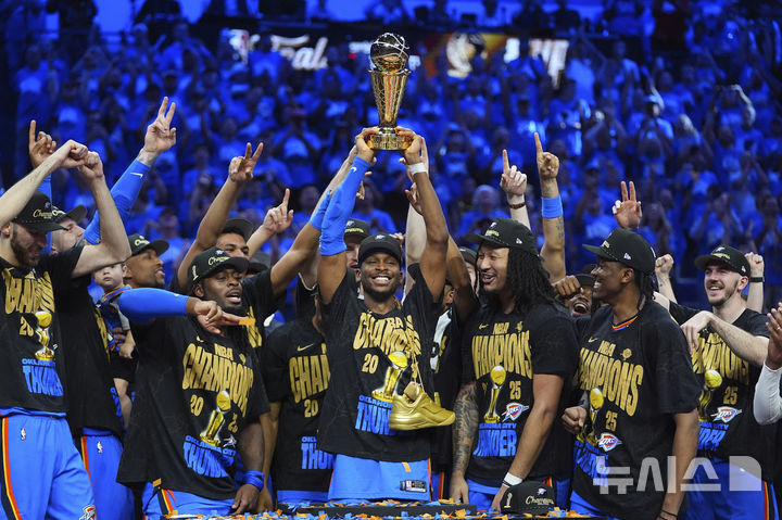 [오클라호마시티=AP/뉴시스] 미국프로농구(NBA) 챔피언결정전에서 우승한 오클라호마시티 선더. 2025.06.22.