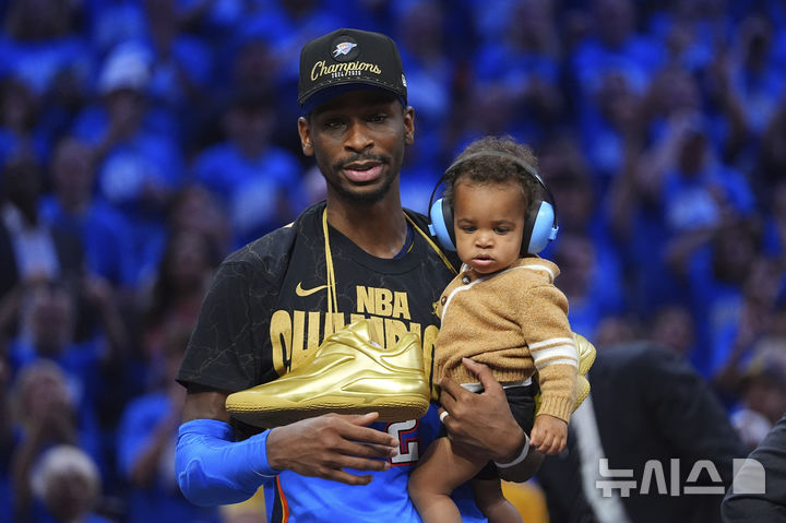 [오클라호마시티=AP/뉴시스] 미국프로농구(NBA) 챔피언결정전 최우수선수(MVP)를 수상한 오클라호마시티 선더의 샤이 길저스알렉산더. 2025.06.22.