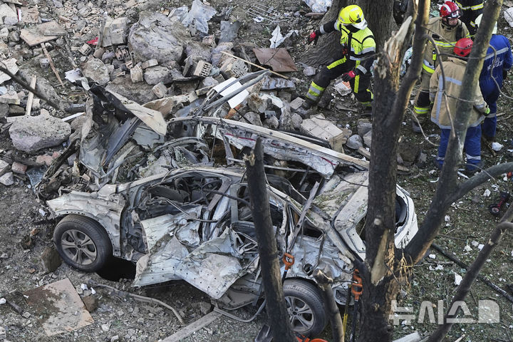 [키이우=AP/뉴시스] 24일(현지 시간) AP 통신에 따르면 러시아가 쏜 탄도미사일이 우크라이나 남동부 최대 도시 드니프로를 강타해 최소 15명이 숨졌다. 전날에는 수도 키이우의 아파트 건물이 공격받아 9명이 사망했다.&nbsp; 사진은 23일(현지 시간) 우크라이나 키이우에서 소방관들이 러시아의 공격으로 발생한 화재를 진화하는 현장에 파괴된 차량 잔해가 남아 있는 모습.&nbsp; 2025.06.25.