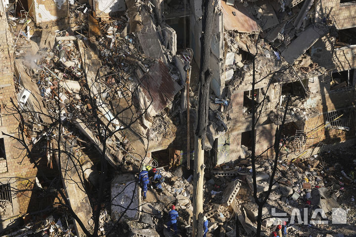 [키이우(우크라이나)=AP/뉴시스]23일 우크라이나 키이우에서 소방관들이 러시아의 공격으로 파괴된 아파트 건물을 수색하고 있다. 볼로디미르 젤렌스키 대통령은 러시아군이 키이우 공습에 북한 미사일을 사용했다는 예비 자료가 나왔다며, 러시아에 드론을 제공한 러시아, 북한, 이란을 '살인자 연합'이라고 비난하며 이들의 연합이 계속되면 '테러'가 확산될 가능성을 경고했다. 2025.06.23.