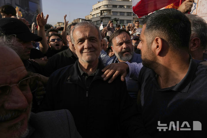[테헤란(이란)=AP/뉴시스]마수드 페제시키안 이란 대통령이 지난달 22일 미국의 이란 핵 시설 공격 이후 열린 시위에 참석하고 있다. 그는 2일 미국이 이란의 주요 핵 시설을 강타한 후 국제원자력기구(IAEA)와의 협력을 중단할 것을 지시했다고 이란 언론들이 보도했다. 2025.07.02.