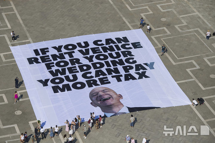 [베니스=AP/뉴시스] 지난 23일(현지 시간) 그린피스가 공개한 사진에 이탈리아 베니스 산 마르코 광장에서 아마존 창립자 제프 베이조스의 결혼식을 반대하는 현수막이 펼쳐져 있다. 2025.06.26.<font style="vertical-align: inherit;"><font style="vertical-align: inherit;"></font></font>