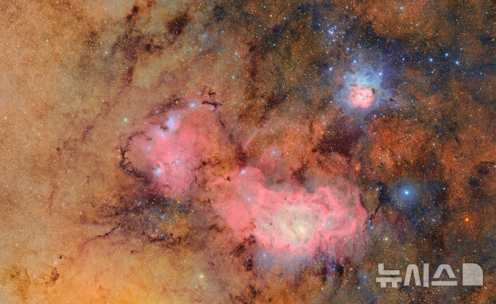 [AP/뉴시스]칠레 사막 산꼭대기 베라 C. 루빈 천문대에 설치된 세계 최대의 디지털 망원경이 촬영한 우주 사진. 7시간 동안 촬영한 678장의 사진을 합성해 보다 선명한 이미지를 만들어낸 모습이다. 루빈 망원경이 30일(현지시각) 앞으로 10년 동안 이틀에 한 번 꼴로 우주 전체를 기록하는 작업을 시작했다. 촬영 결과물에 대한 분석이 인류의 우주에 대한 지식을 크게 끌어올릴 수 있을 것으로 기대된다. 2026.7.1. 