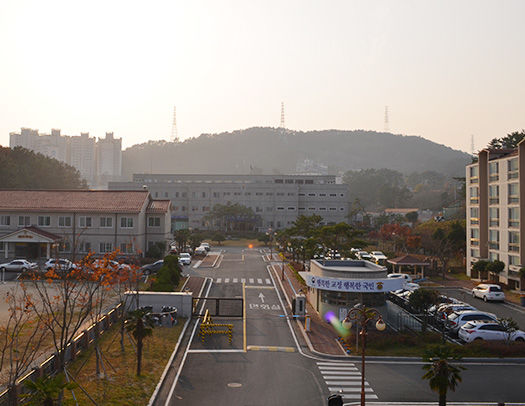 [통영=뉴시스] 신정철 기자= 경남 통영시 용남면에 소재한 통영구치소에서 지난해 8월 25일 오전 9시 10분께 수용자 간 폭행 사건이 벌어져 50대 피해자가 10개월째 의식 불명 상태에서 깨어나지 못하고 있다. 피해자 가족들은 통영구치소의 관리 부실 책임을 주장하고, 진정과 소송을 제기하는 등 진상 규명을 촉구하고 있다고 23일 밝혔다.사진은 통영구치소 전경.(사진=통영구치소 홈페이지 캠쳐).2025.06.23. photo@newsis.com *재판매 및 DB 금지