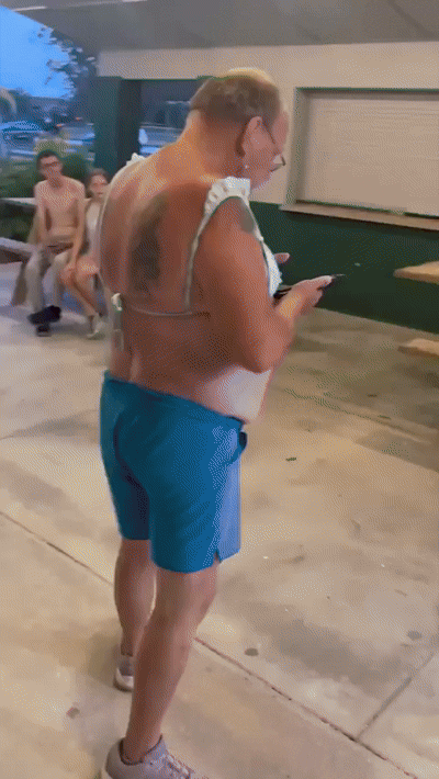 [뉴시스] 브라를 착용하고 자신이 트렌스젠더라고 주장하는 남성의 모습. (사진=X) *재판매 및 DB 금지 *재판매 및 DB 금지