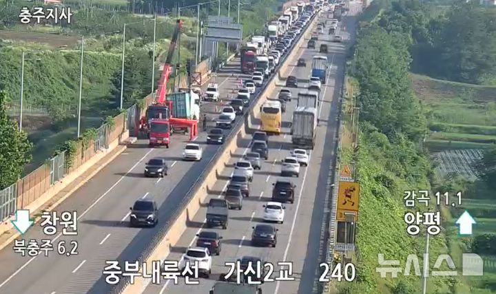 [충주=뉴시스] 사고 현장 (사진= 한국도로공사 CCTV 캡쳐) 2025.06.23. photo@newsis.com *재판매 및 DB 금지
