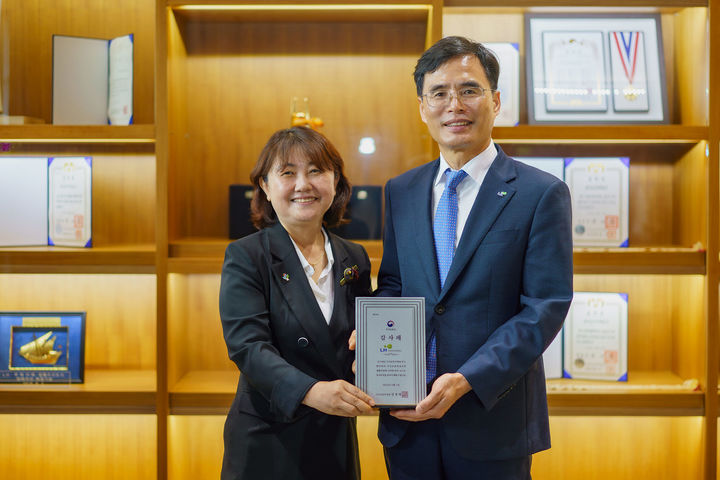 [진주=뉴시스] 한국토지주택공사(LH) 진주 본사에서 김재경 LH 경영관리본부장(오른쪽)과 김지현 경남서부보훈지청장이 국가보훈부장관 감사패 수여 후 기념사진을 촬영하고 있다. (사진=LH 제공) 2025.06.23. photo@newsis.com *재판매 및 DB 금지