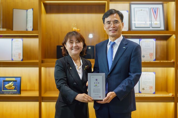 [서울=뉴시스] 김재경 한국토지주택공사(LH) 경영관리본부장(오른쪽)이 지난 19일 LH 진주 본사에서 김지현 경남서부보훈지청장으로부터 국가보훈부장관 감사패를 받은 뒤 기념사진을 촬영하는 모습. 2025.06.23. (사진=LH 제공) photo@newsis.com&nbsp; *재판매 및 DB 금지