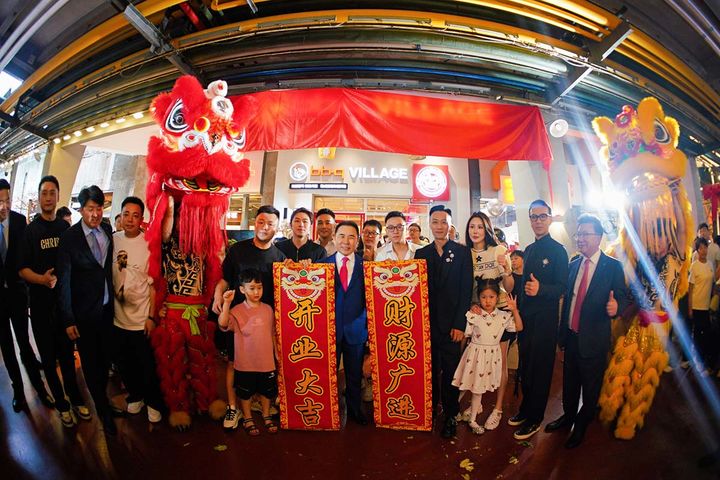 윤홍근(가운데) 제너시스BBQ그룹 회장과 글로벌 사업부 관계자들이 중국 쓰촨성 청두점에서 기념 사진을 찍고 있다. (사진=제너시스BBQ그룹 제공) 2025.06.23. photo@newsis.com&nbsp; *재판매 및 DB 금지