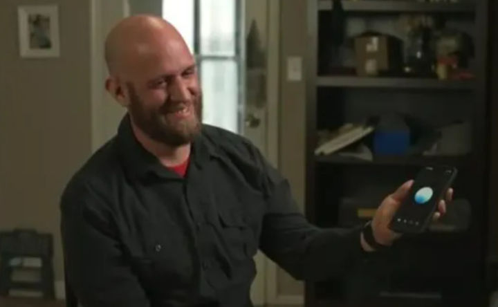 [서울=뉴시스] 미국에 거주하는 크리스 스미스는 챗GPT를 사용하다가 사랑에 빠져 청혼했다. (사진=텔레그래프 캡처) 2025.06.23 *재판매 및 DB 금지