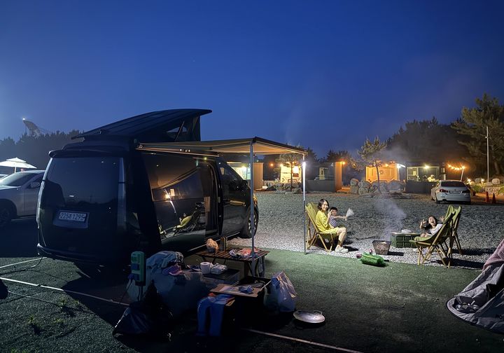 [서울=뉴시스] 프리미엄 캠핑카 대여 복지서비스를 이용 중인 현대엔지니어링 임직원 가족의 모습. 2025.06.23. (사진=현대엔지니어링 제공) photo@newsis.com *재판매 및 DB 금지