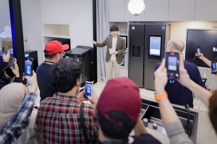 [서울=뉴시스]태국 방콕에서 열린 동남아 테크 세미나에서 참석자들이 삼성전자 AI 홈에 대한 시연을 살펴보고 있다. (사진=삼성전자 제공) 2025.06.23. photo@newsis.com *재판매 및 DB 금지