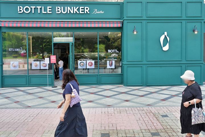 [서울=뉴시스]롯데마트는 잠실점 보틀벙커에 60평 규모의 캐주얼 와인 다이닝 '보틀벙커 비스트로’를 사전 개장했다고 23일 밝혔다.(사진=롯데마트 제공) *재판매 및 DB 금지