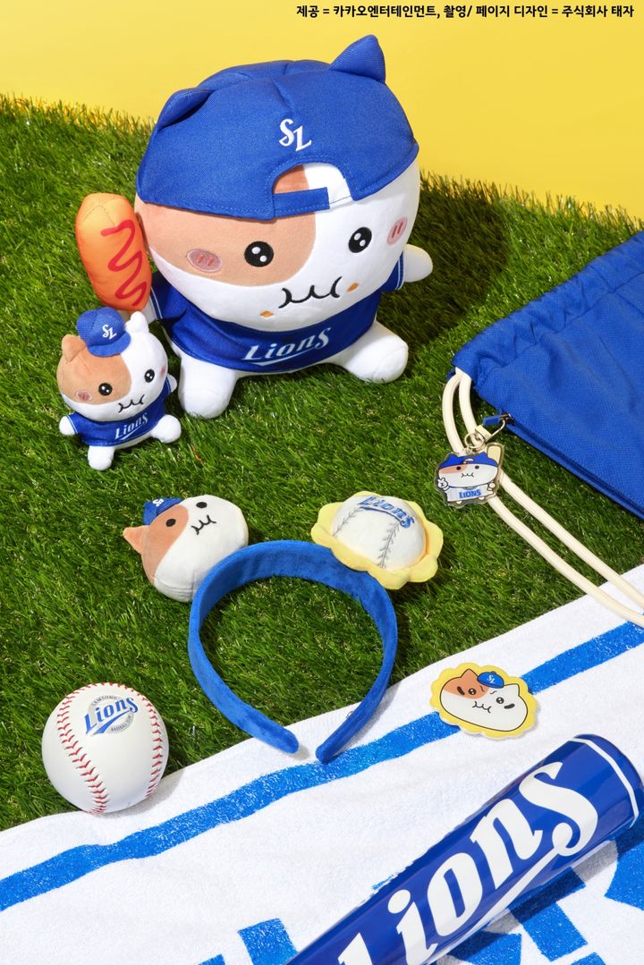 [서울=뉴시스] 카카오엔터테인먼트는 인스타그램 14만 팔로워 캐릭터 '쫀냐미'와 협업한 웹툰 '지구 정복! 쫀냐미'가 연재 중인 가운데 오는 25일 프로야구단 삼성라이온즈와 함께 쫀냐미의 1차 콜라보 굿즈를 출시한다고 23일 밝혔다. (사진=카카오엔터테인먼트 제공) *재판매 및 DB 금지