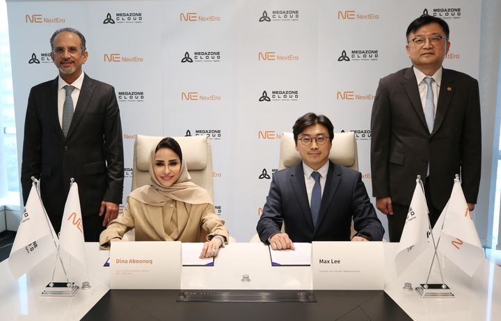 (왼쪽부터)아람코 디지털 CEO이자 넥스트에라 이사회 의장인 나빌 알-누아임, 넥스테에라 디나 아부누크 CEO, 메가존클라우드 이주완 의장, KOSA 조준희 회장이 MSA 체결식 이후 기념촬영을 하고 있다.(사진=메가존클라우드 제공) *재판매 및 DB 금지