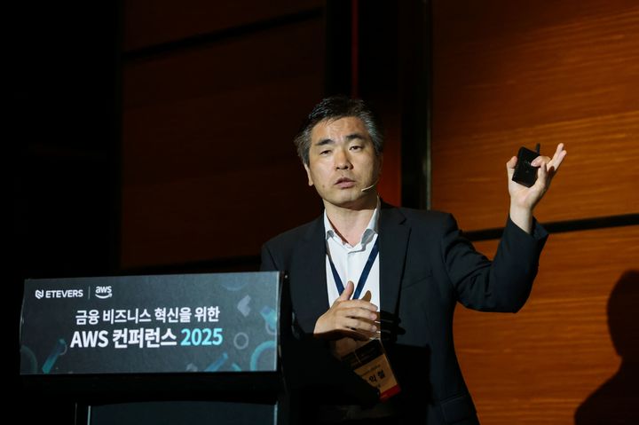 베스핀글로벌 장익철 본부장이 ‘AWS FSI 컨퍼런스 2025’에서 발표하고 있다.(사진=베스핀글로벌 제공) *재판매 및 DB 금지