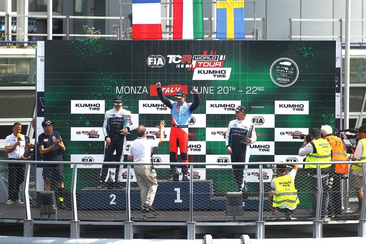 [서울=뉴시스] BRC 현대 N 스쿼드라 코르세(Squadra Corse)팀 소속인 노버트 미첼리즈 선수가 지난 20~22일(현지시간) 열린 '2025 TCR 월드투어' 3라운드 이탈리아 대회에서 우승을 차지하고 포디움에서 기뻐하는 모습. (사진=현대차 제공) 2025.06.23 photo@newsis.com&nbsp; *재판매 및 DB 금지