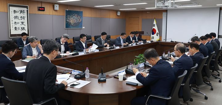 [서울=뉴시스] 김병환 금융위원장이 23일 증시항황 긴급 점검하고 있다. (사진=금융위원회) *재판매 및 DB 금지