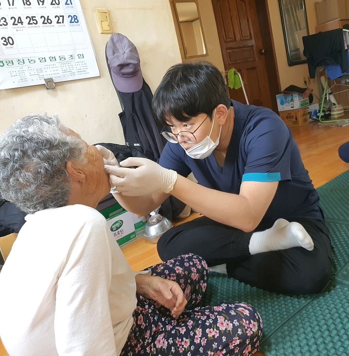 [평창=뉴시스] 취약계층 어르신댁 방문해 구강건강관리하고 있다. (사진=평창군 제공) 2025.06.23. photo@newsis.com *재판매 및 DB 금지