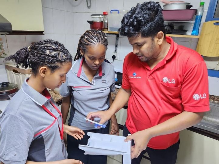 [서울=뉴시스]LG전자는 2014년 한국국제협력단(KOICA)과 협력해 에티오피아 수도 아디스아바바에 'LG-KOICA 희망직업훈련학교'를 설립했다. 이 학교는 IT 및 전기전자 분야 기술교육을 무상 제공하며, 학생들이 학업에 보다 집중할 수 있도록 점심 식사와 통학버스도 지원한다. 에피오피아 학생들에게 다양한 기술들을 교육하는 모습. (사진=LG전자 제공) photo@newsis.com *재판매 및 DB 금지