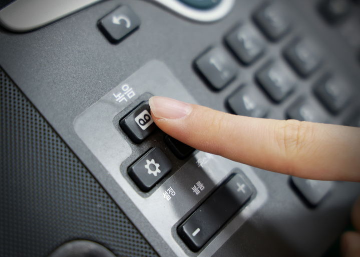 [태안=뉴시스] 태안군청 직원이 지난 19일 사무실에서 행정전화를 사용하고 있다. (사진=태안군 제공) 2025.06.23. photo@newsis.com&nbsp; *재판매 및 DB 금지