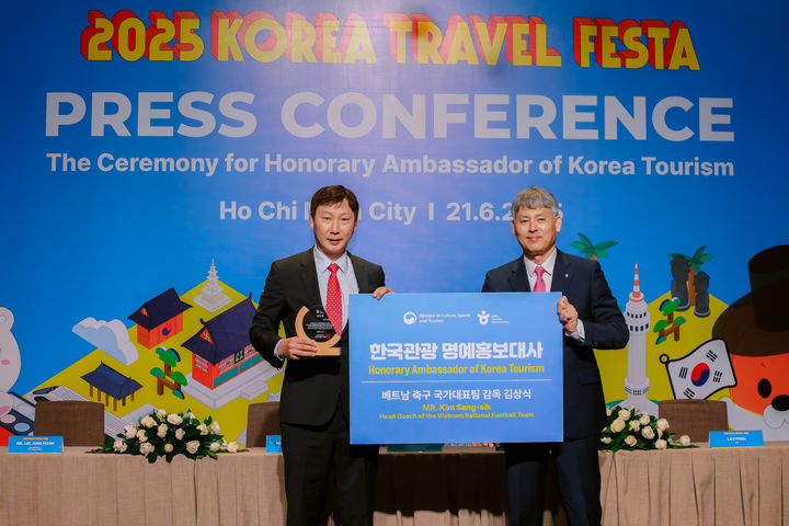 21일(현지시간) '한국 관광 명예 홍보대사 위촉식'에서 포즈를 취한 김종훈 국제관광 본부장 직무대리(오른쪽)와 김상식 베트남 축구 국대표팀 감독 *재판매 및 DB 금지